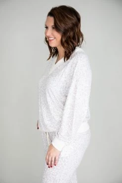 Best reviews of ⌛ Pink Lily Simple Rhyme Animal Print White Pullover 😀 -lounge-tops shop 169152 13 650x