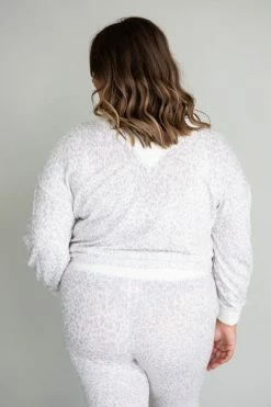 Best reviews of ⌛ Pink Lily Simple Rhyme Animal Print White Pullover 😀 -lounge-tops shop 169152 1 650x