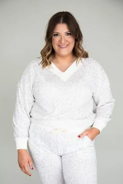 Best reviews of ⌛ Pink Lily Simple Rhyme Animal Print White Pullover 😀 -lounge-tops shop 169152 4 650x